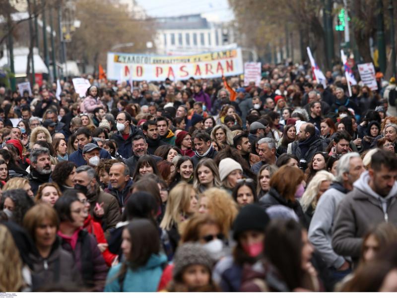 Ξεσηκωμός από τη βάση: Μπαράζ προκηρύξεων απεργίας - αποχής από τα σωματεία καθηγητών-δασκάλων πάρα τις απειλές του υπουργείου