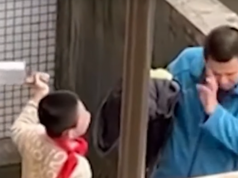 Σοκ: Αγόρι απειλεί τον πατέρα του με μπαλτά (Βίντεο)
