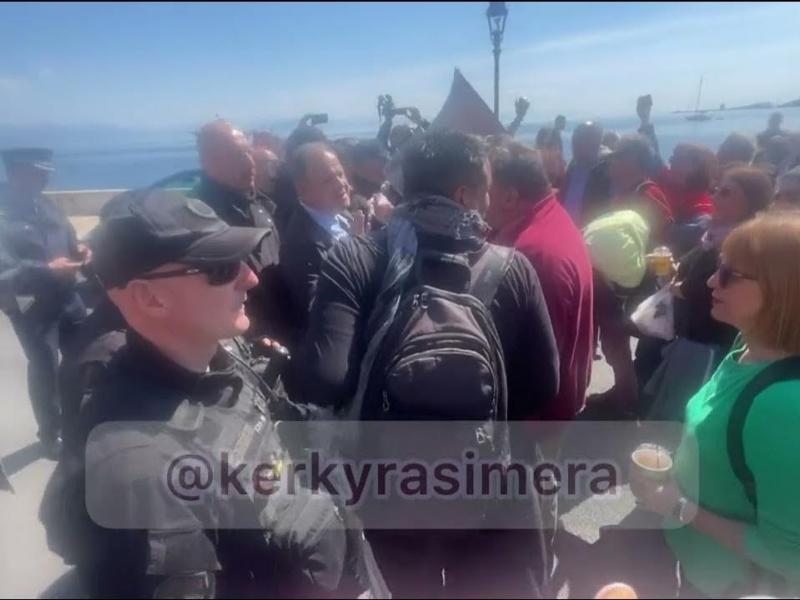 Κέρκυρα: Διαμαρτυρία εκπαιδευτικών έξω από το Corfu Palace- Δεκάδες ΜΑΤ (βίντεο)