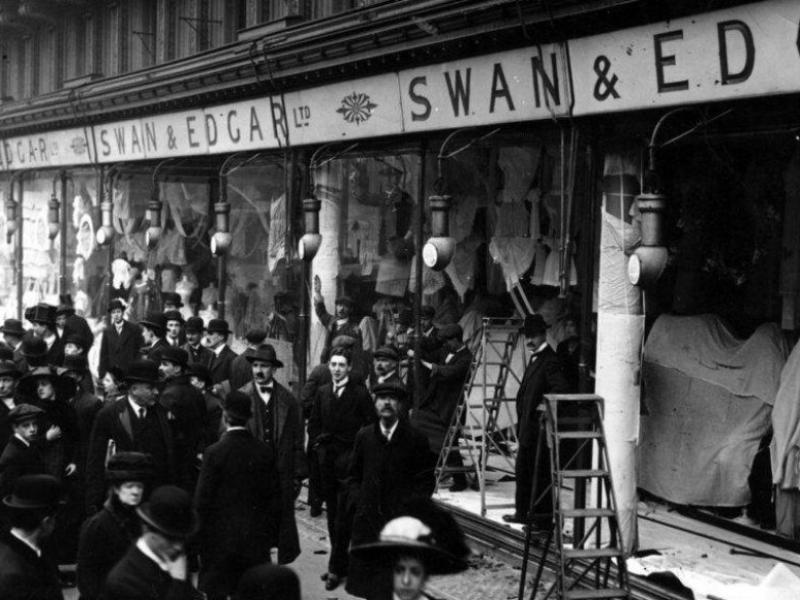 Όταν οι γυναίκες είχαν ουρά… Σαν σήμερα οι Αγγλίδες Σουφραζέτες τα έκαναν γυαλιά καρφιά στο Λονδίνο διεκδικώντας δικαίωμα ψήφου