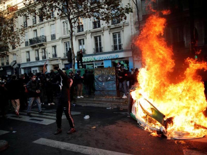 Παρίσι: Αστυνομικός αφήνει αναίσθητο διαδηλωτή