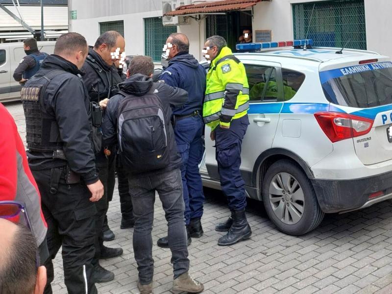 Λάρισα: Προσήγαγαν 4 δημοσιογράφους έξω από το δικαστήριο