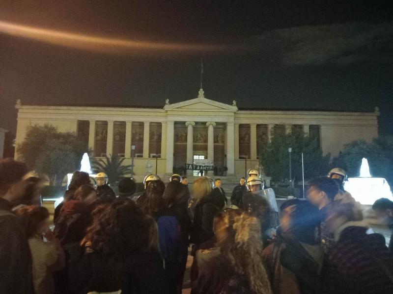 ΕΚΠΑ: Μέσω...πείνας και κρύου η αστυνομία προσπαθεί να «σπάσει» την κατάληψη της Πρυτανείας