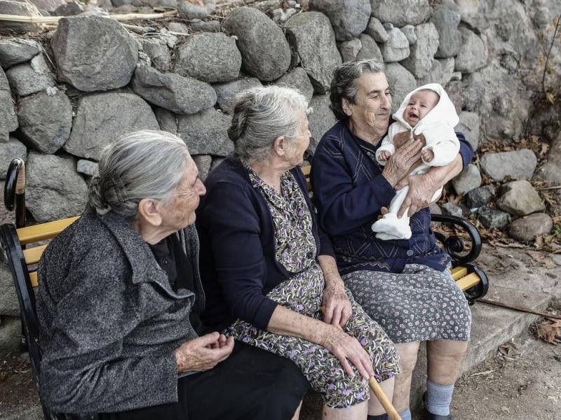 Η Ελλάδα γερνάει: Σχεδόν 1 στους 4 πολίτες άνω των 65 ετών