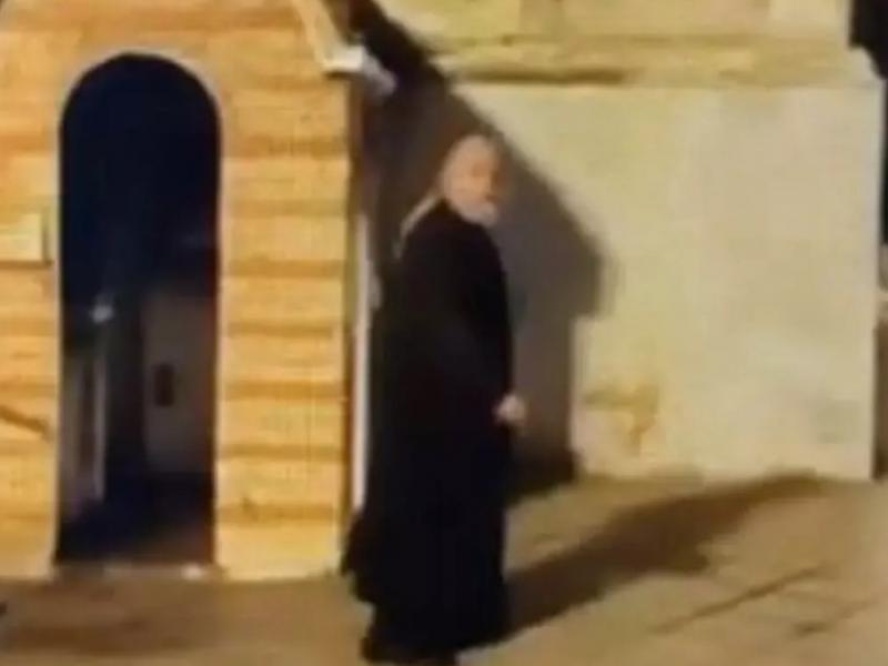 Σάλος με «ιερέα» που βρίζει έξω από εκκλησία 
