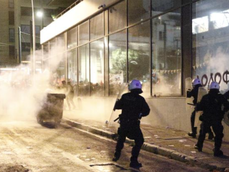 Με χημικά και κρότου λάμψης επιτέθηκαν τα ΜΑΤ στους διαδηλωτές στα γραφεία της Hellenic Train (Pic/Vid)