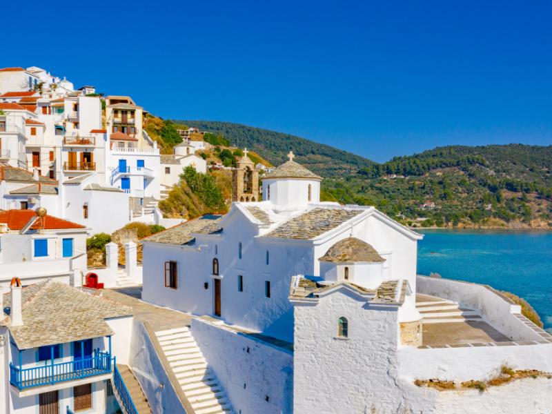 Η Σκόπελος στις 10 πιο εμβληματικές κινηματογραφικές τοποθεσίες του κόσμου
