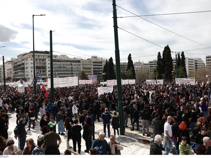 Τραγωδία στα Τέμπη: Μεγάλη συμμετοχή στο συλλαλητήριο στο κέντρο της Αθήνας