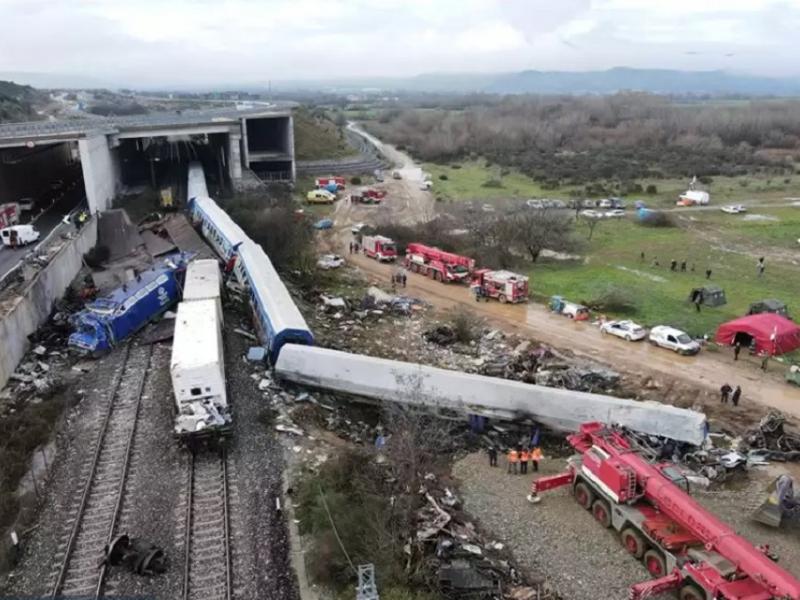 Νέες αποκαλύψεις για Τέμπη: Μετά από τρεις μέρες μετέφεραν το χώμα από τον τόπο της τραγωδίας