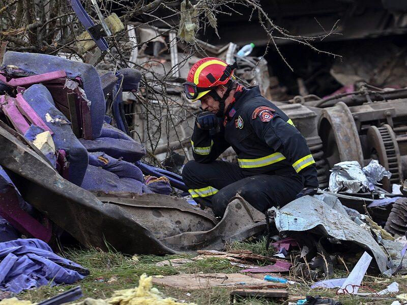 Τέμπη: Πυροσβέστης της ΕΜΑΚ