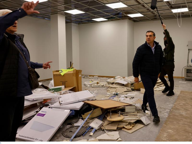 Τσίπρας: Γιατί 20 μέρες λένε ψέματα πως λειτουργούσε το Κέντρο Τηλεδιοίκησης Λάρισας;