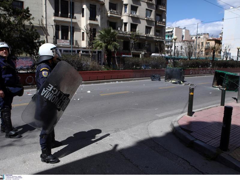 Ένταση έξω από την ΑΣΟΕΕ: Οδοφράγματα στη Πατησίων για τον ξυλοδαρμό της 16χρονης