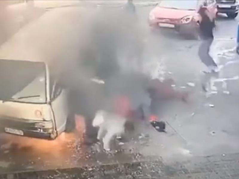 Τρόμος σε βενζινάδικο: Βανάκι έπιασε φωτιά– Πήδηξαν από τα παράθυρα για να γλιτώσουν