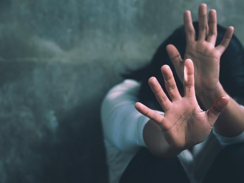 Εκπαιδευτικοί: Θέσπιση υποχρέωσης καταγγελίας περιστατικών ενδοοικογενειακής βίας με προστασία από κακόβουλες μηνύσεις