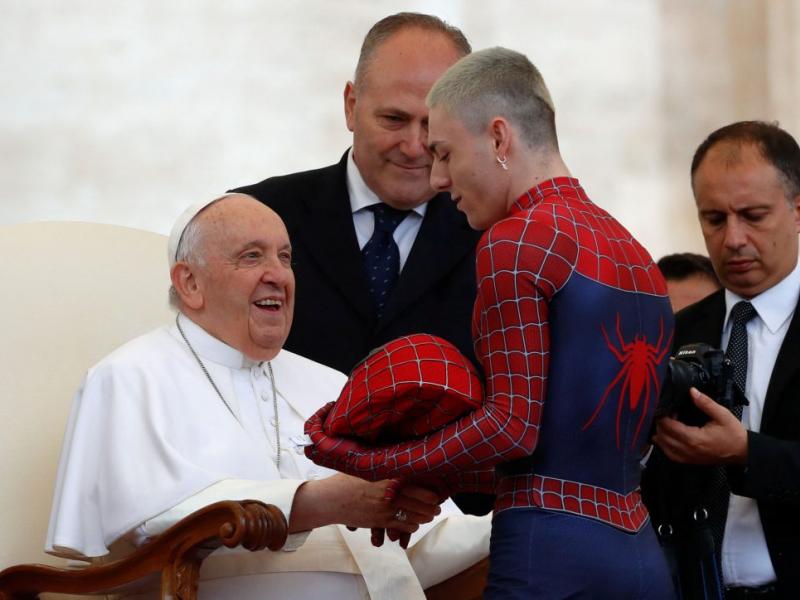 Πάπας Φραγκίσκος: Ευλόγησε τον... Spiderman
