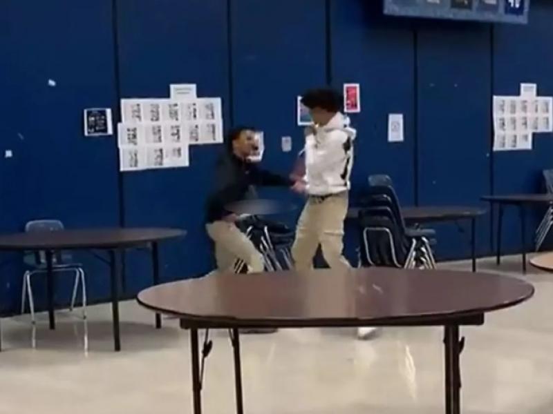 Μαθητής μαχαιρώνει συμμαθητή του στο διάδρομο του σχολείου