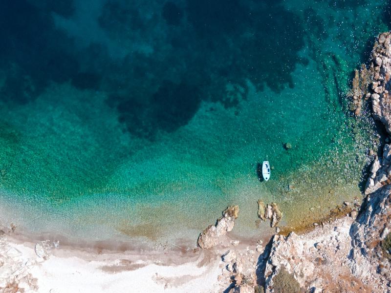 «Το απόλυτο καταφύγιο της γαλήνης»: Το ελληνικό νησί που υμνεί η Le Figaro