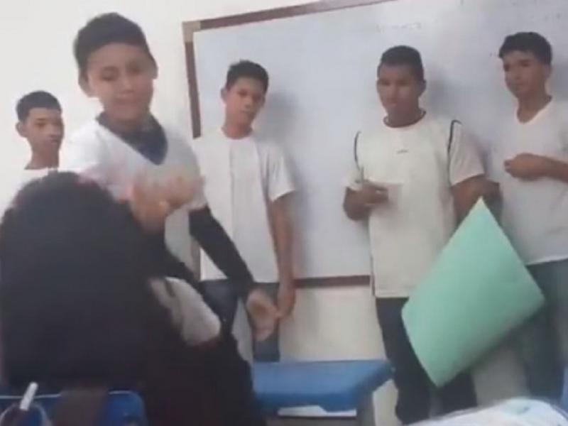 Σοκαριστικό βίντεο: Μαθητής κάρφωσε στιλό στο πρόσωπο συμμαθήτριας του