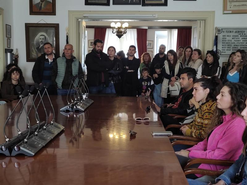 Βρέθηκε λύση μετά τη μαζική συγκέντρωση διαμαρτυρίας στη Μύκονο για τις εξώσεις των εκπαιδευτικών 