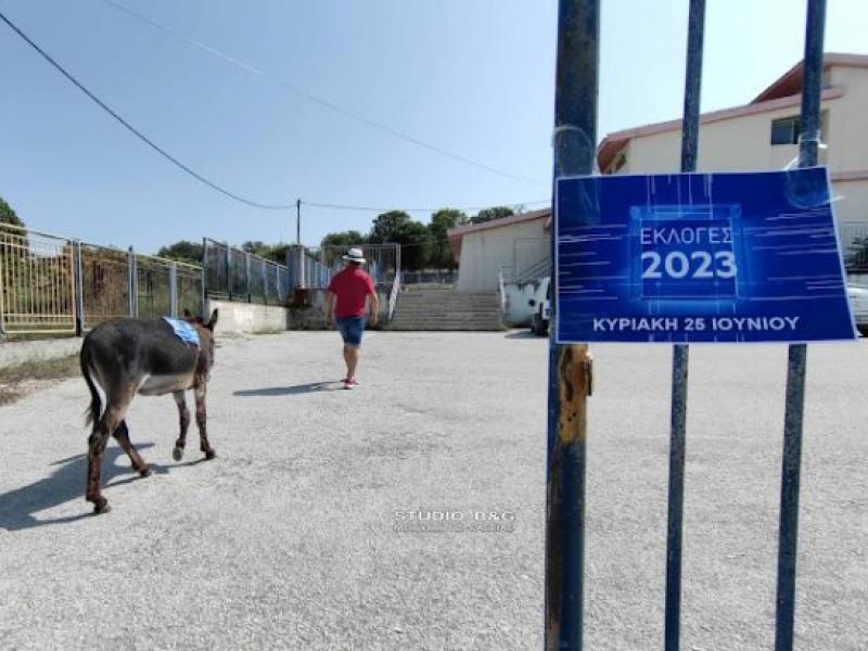 Πήγε να ψηφίσει μαζί με το γαϊδουράκι του