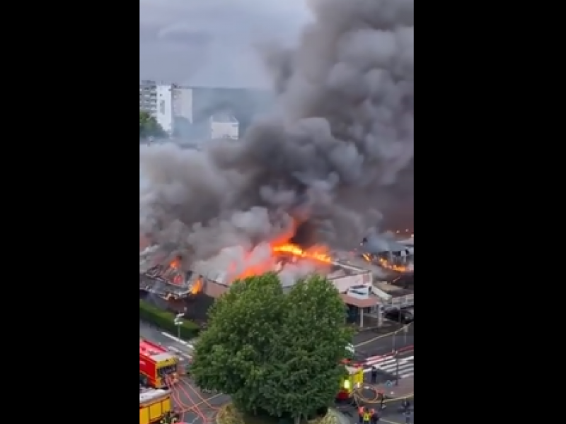  Αναζήτηση στο protothema.gr... Γαλλία: Εμπορικό κέντρο έξω από το Παρίσι καταστράφηκε ολοσχερώς κατά τις ταραχές - Δείτε βίντεο
