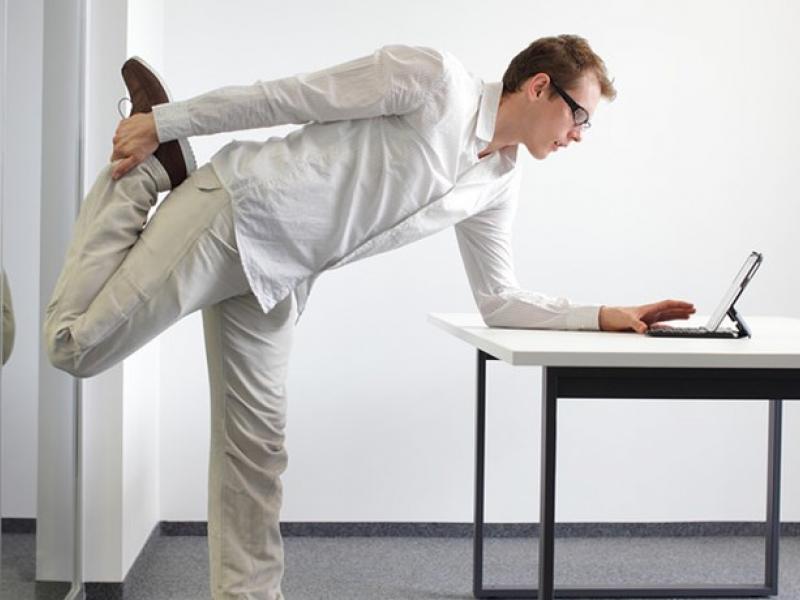 4 διατάσεις που θα ανακουφίσουν το σώμα σου όσο κάθεσαι στο γραφείο