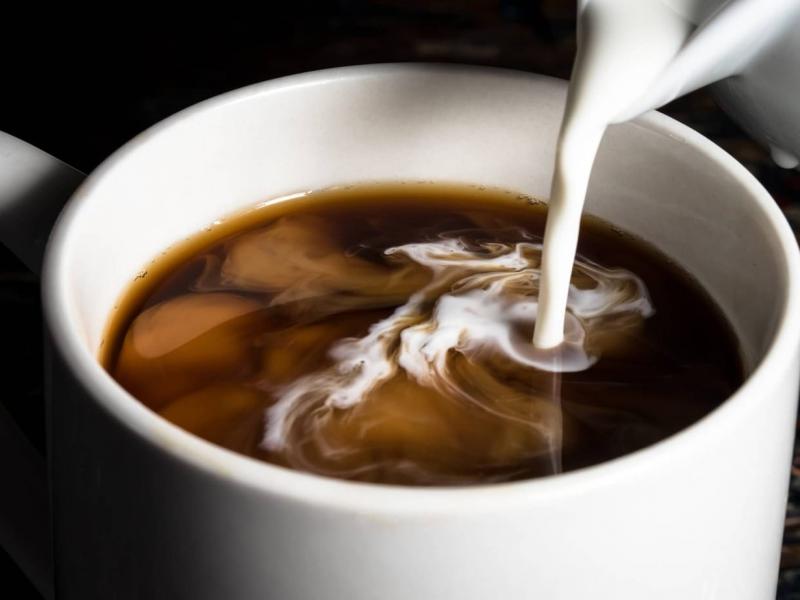 Μια σταγόνα γάλα στον καφέ μπορεί να έχει οφέλη για την υγεία που δεν 