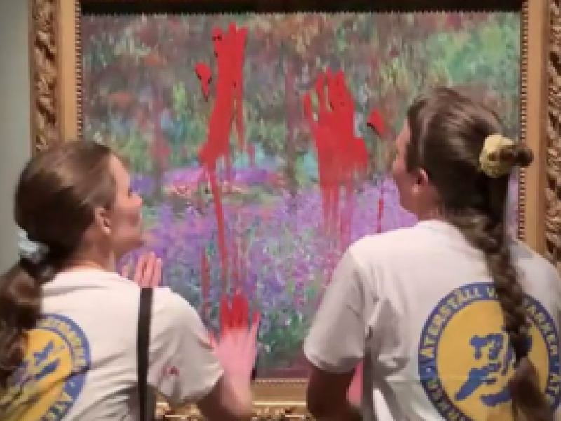 Σουηδία: Νεαρές ακτιβίστριες έριξαν κόκκινη μπογιά σε πίνακα του Κλοντ Μονέ - Δείτε βίντεο