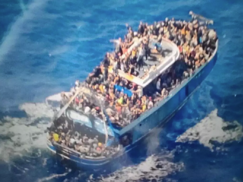 Ναυάγιο στην Πύλο: Φωτογραφίες - σοκ με το ασφυκτικά γεμάτο πλοίο με μετανάστες
