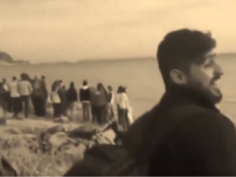 Το σπαρακτικό τραγούδι ενός πρόσφυγα - «Αχ θάλασσα δώσε μας αγάπη. Μη στέλνεις τα κύματά σου εναντίον μας»