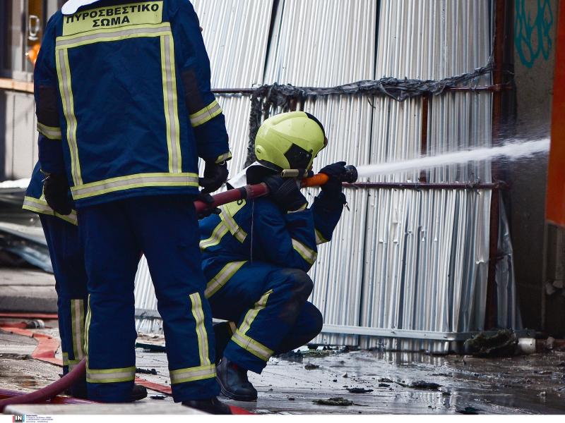 Καλαμαριά: Έκρηξη αυτοκινήτου - Κάηκαν άλλα 2 οχήματα
