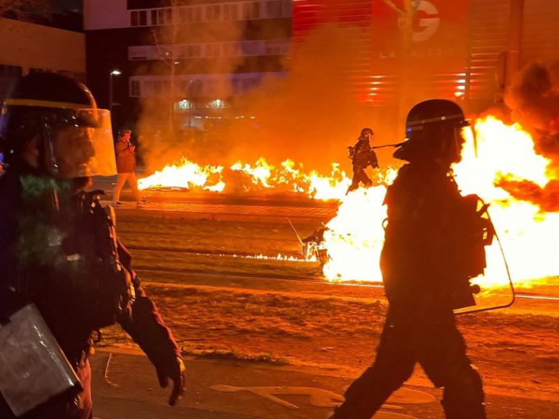 Καζάνι που βράζει η Γαλλία για πέμπτη νύχτα: Συλλήψεις 2.300 διαδηλωτών - Επεκτάθηκε στην Ελβετία η "πυριτιδαποθήκη"