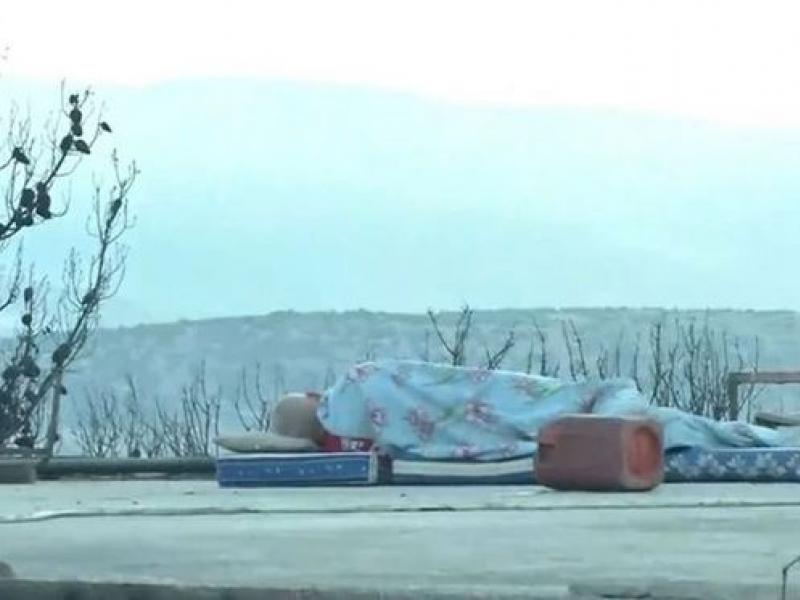 Συγκλονιστικό: Άνθρωπος κοιμάται πάνω στο καμένο του σπίτι