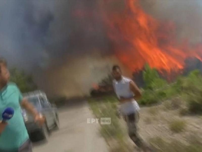 Τηλεοπτικό συνεργείο στη φωτιά της Ρόδου