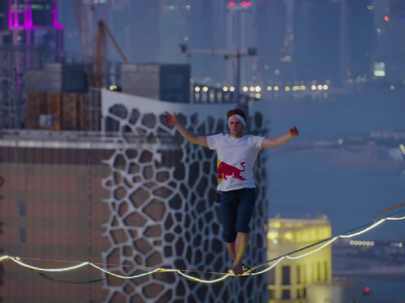  Κατάρ: Σχοινοβάτης έσπασε παγκόσμιο ρεκόρ ισορροπώντας πάνω σε LED σχοινί 