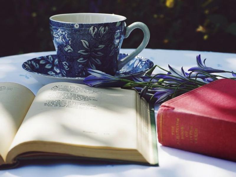 βιβλία τσάι, φλυτζάνι, λουλούδια, μωβ
