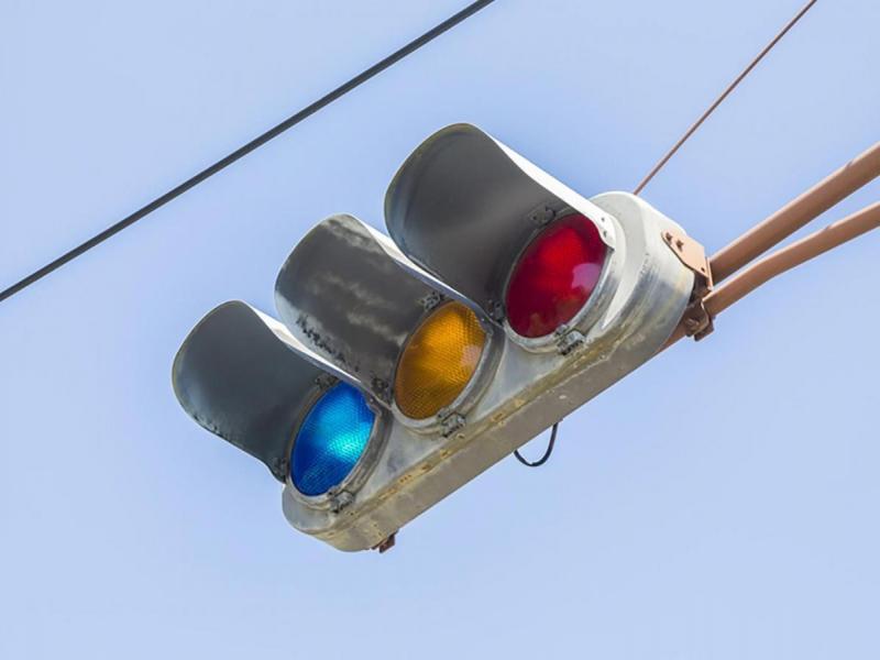 Μπλε χρώμα σε φανάρι: Τι σημαίνει - Πώς να αντιδράσετε
