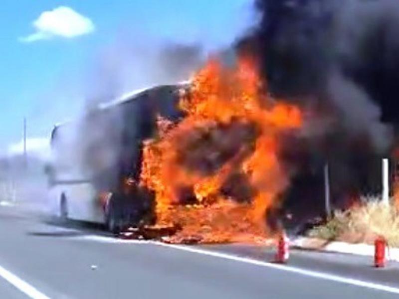 Θεσσαλονίκη: Στις φλόγες ΚΤΕΛ με επιβάτες στην Εθνική Οδό (Βίντεο)