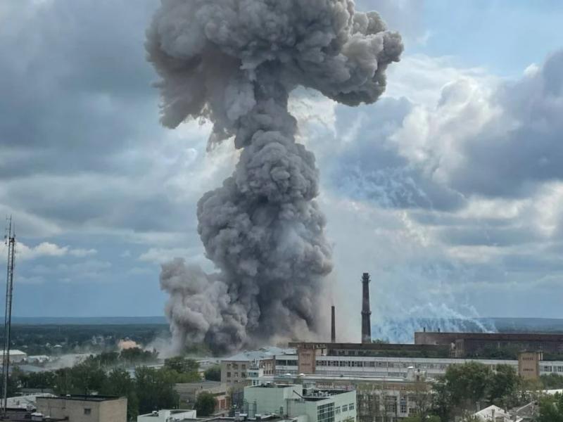 Καπνός από έκρηξη στο εργοστάσιο