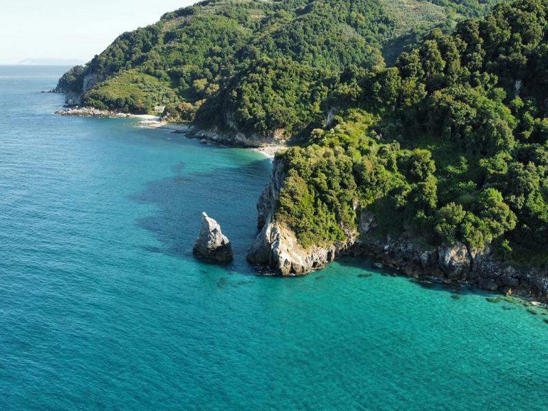 Το θρυλικό μέρος της Ελλάδας που συνδυάζει βουνό με θάλασσα (Video)