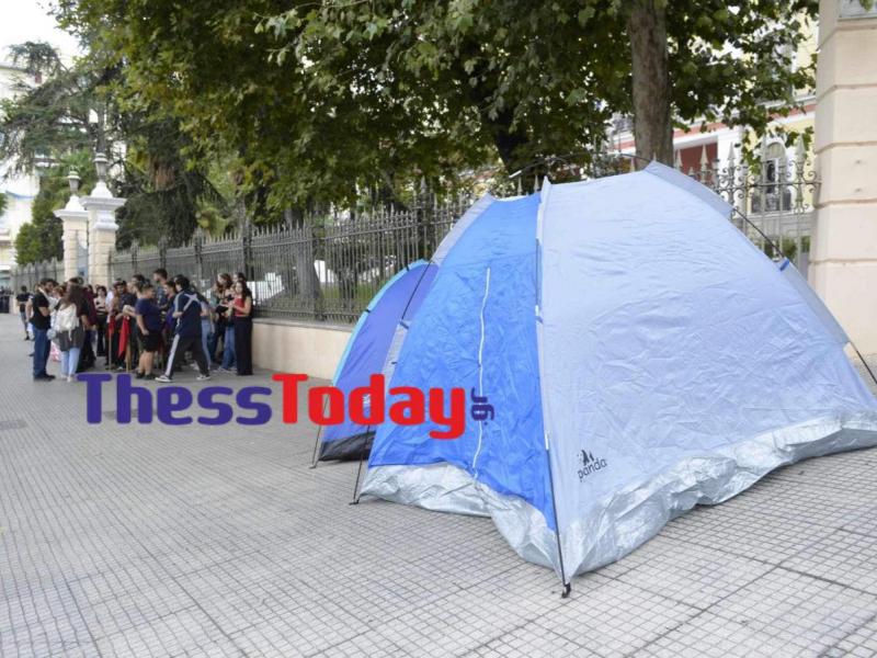 Έστησαν αντίσκηνα έξω από το ΥΜΑΘ – «Φοιτητές μένουν σε εστίες με κίνδυνο να πέσει το ταβάνι στο κεφάλι τους»
