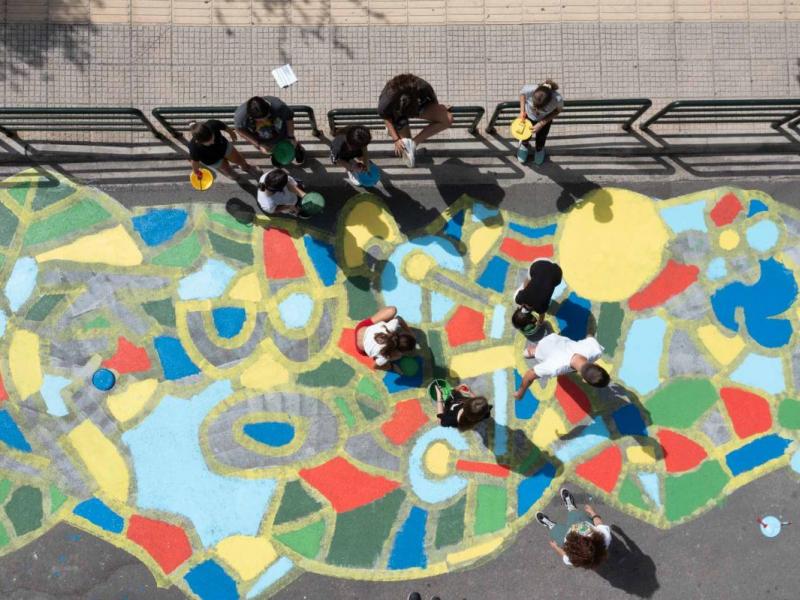 Άγιος Δημήτριος: Μαθητές ζωγράφισαν το δρόμο έξω από το σχολείο τους για να προσέχουν οι οδηγοί