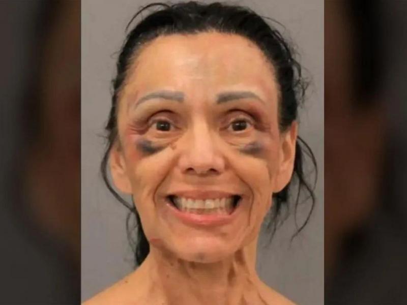 Γυναίκα χαμογελάει πλατιά αφού σκότωσε τον σύζυγό της
