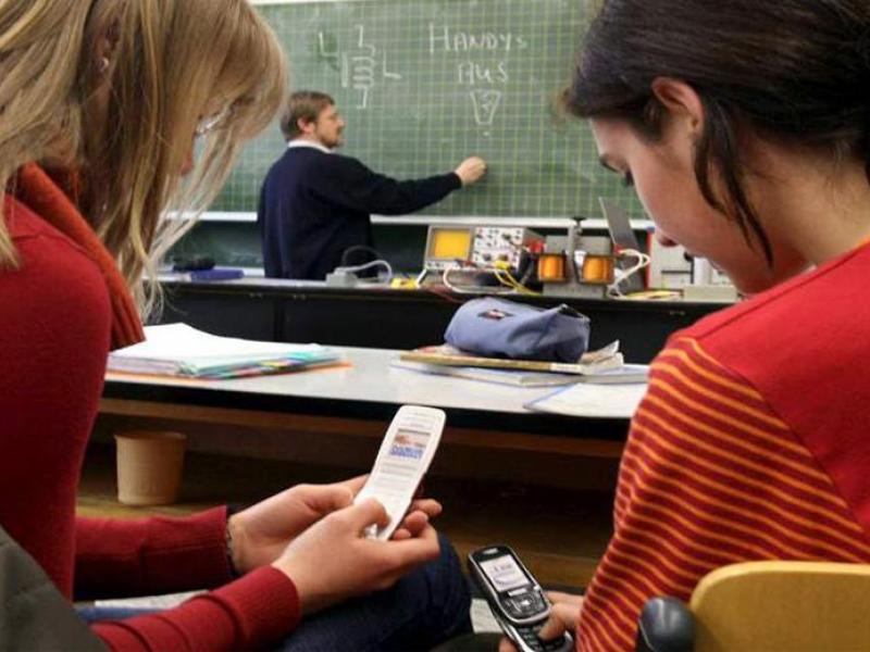 Υπουργείο Παιδείας: Τι πρέπει να γνωρίζουν οι μαθητές για κινητά και απουσίες
