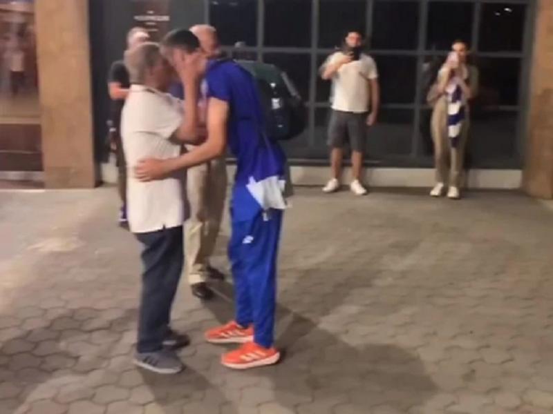 Ο παγκόσμιος πρωταθλητής Μίλτος Τεντόγλου αγκαλιάζει τον παππού του