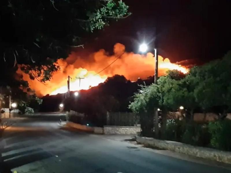 Συναγερμός στην Κεφαλονιά: Μεγάλη πυρκαγιά κοντά στη Σκάλα – Πνέουν ισχυροί άνεμοι