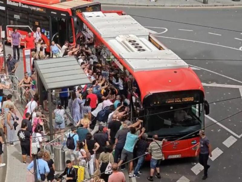 Δεκάδες άτομα «σήκωσαν» λεωφορείο - Ηλικιωμένος είχε εγκλωβιστεί από κάτω του