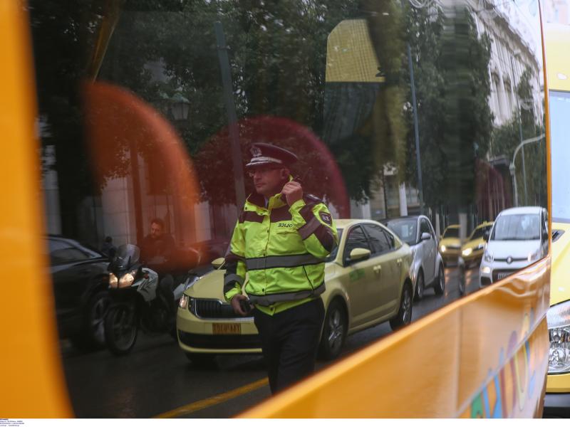 Τροχαίο στον Πειραιά: Σχολικό λεωφορείο συγκρούστηκε με ΙΧ