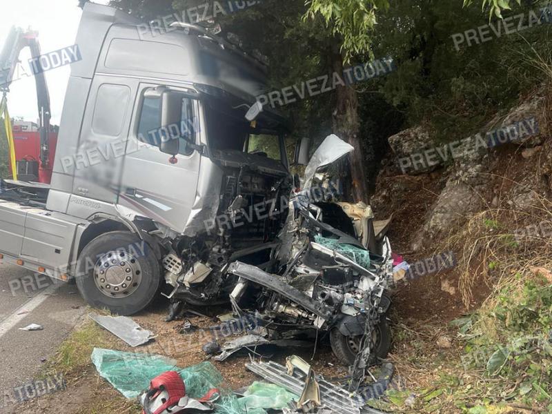 Τρομακτικό τροχαίο στην Πρέβεζα: Σύγκρουση με φορτηγό – Το ΙΧ μετατράπηκε σε άμορφη μάζα
