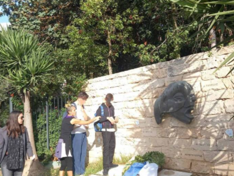 ΕΕΕΕΚ Καλλιθέας: Οι μαθητές κατέθεσαν στεφάνι στο μνημείο των 22 εκτελεσθέντων θυμάτων των Ναζί